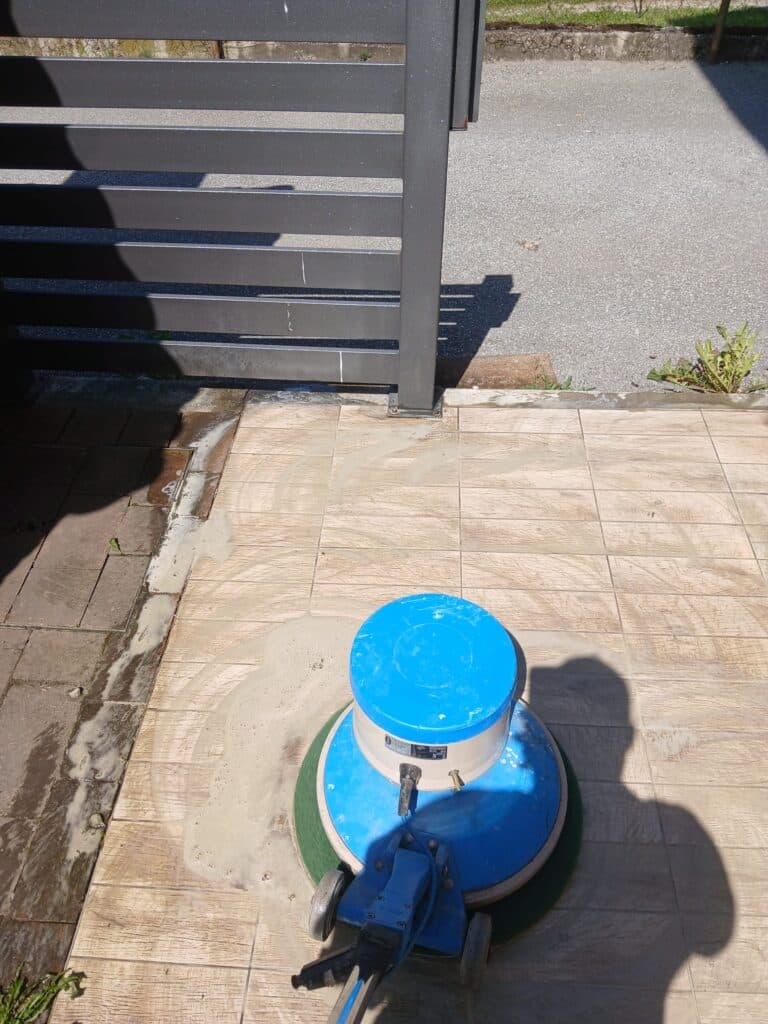 Industrijski pod prije i poslije pranja - prije