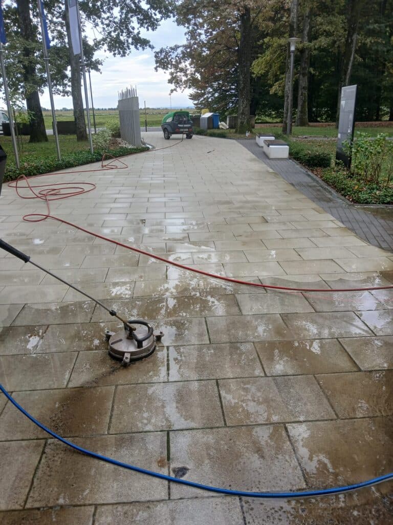 Industrijski pod prije i poslije pranja - poslije